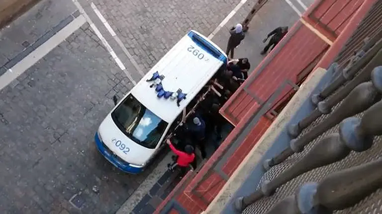 Radicales abertzales destrozan un furgón de la Policía Municipal de Pamplona