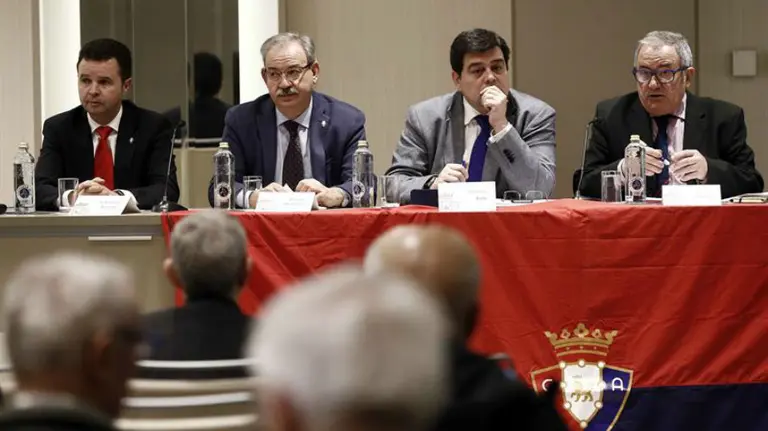Mesa presidencial de la asamblea de Osasuna. Efe.