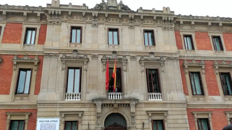 Retirada de la bandera europea del Parlamento de Navarra.