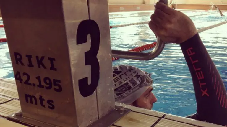 Ricardo Abad, durante un entrenamiento en la piscina de Oberena. Twitter.