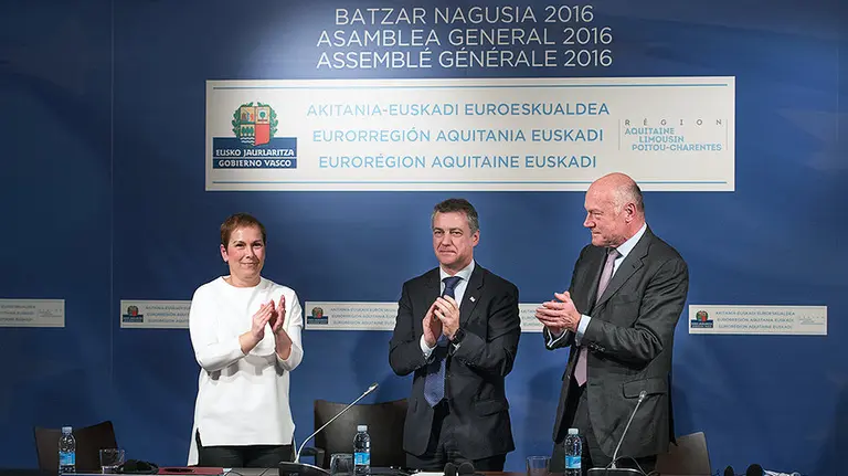 Uxue Barkos, Iñigo Urkullu y Alain Russet aplauden tras acordarse la incorporación de Navarra