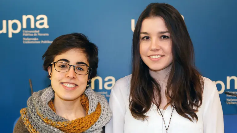 Patricia Martínez de Lizarrondo (izq.) e Idoia Longás, tras el concurso de monólogos en inglés.