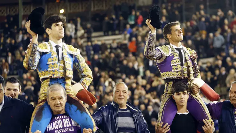 GRA380. VALENCIA, 18/03/2016. Los diestros, El Juli y López Simón (i), salen a hombros tras batirse en un mano a mano en la corrida de toros de la Feria de Fallas, con toros de Garcigrande-Domingo Hernández. EFE/Kai Försterling
