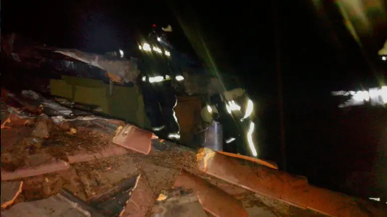 Bomberos extinguiendo el incendio en el tejado de la casa rural de Falces. TWITTER
