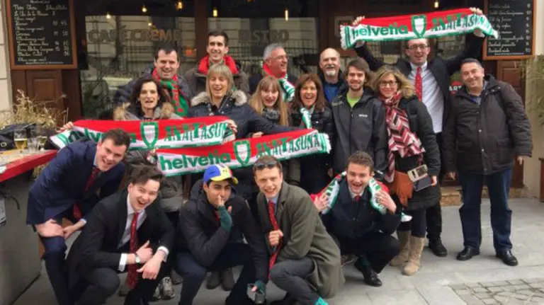 Afición navarra desplazada hasta Bucarest. Twitter.