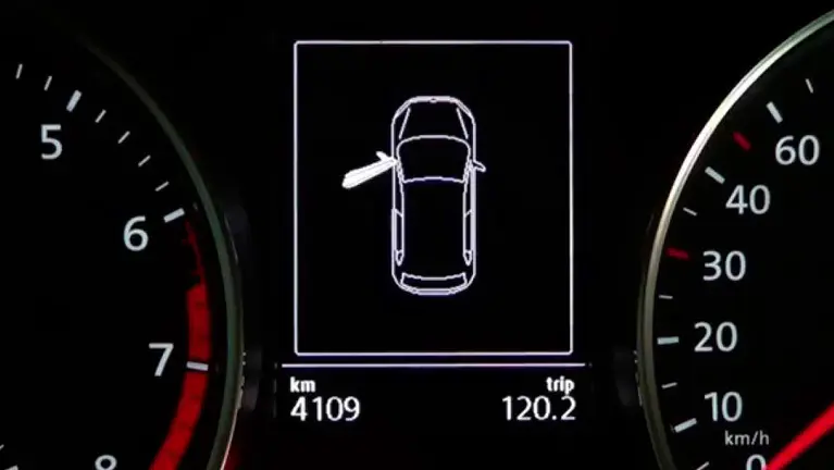 Aviso de puerta abierta en el cuadro de un coche.