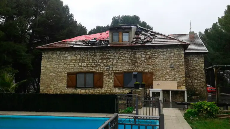 Imagen de la casa rural El Cajo de Falces tras la extinción del incendio del tejado.