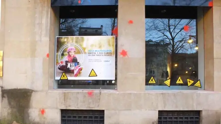 Desperfectos tras la manifestaci&oacute;n de LAB en Pamplona.