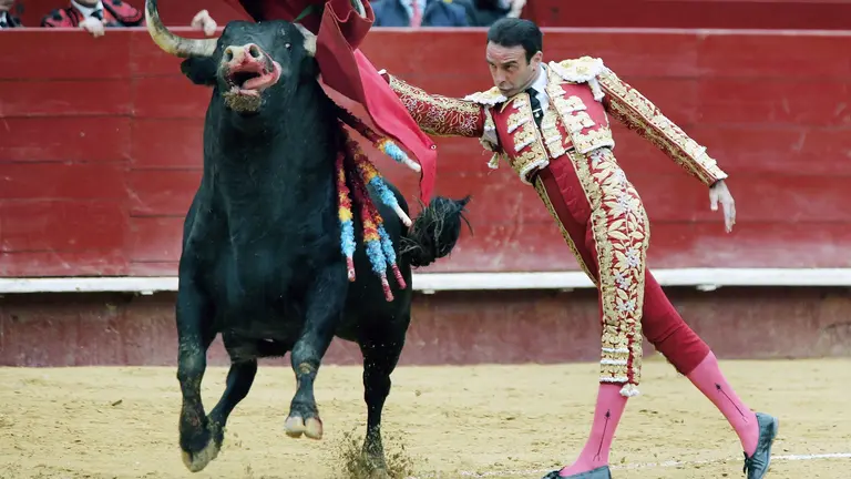 GRA228. VALENCIA, 19/03/2016.- El torero Enrique Ponce durante la lidia al primero de su lote en el día de San José de la feria de las Fallas de Valencia, en la que ha compartido cartel con Sebastián Castella y David Mora ante reses de la ganadería de Nuñez del Cuvillo. EFE/Juan Carlos Cárdenas