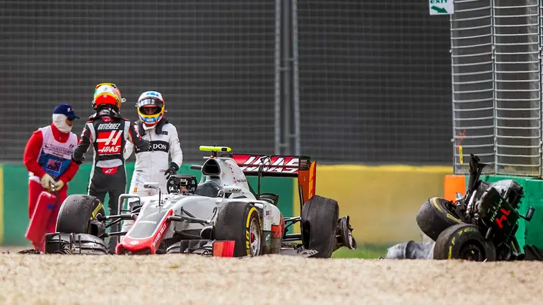SUKI006. Melbourne (Australia), 20/03/2016.- Spanish Formula One driver Fernando Alonso (R) of McLaren-Honda and Mexican Formula One driver Esteban Gutierrez (C) of Haas F1 Team after crashing out of the Australian Formula One Grand Prix at the Albert Park circuit in Melbourne, Australia, 20 March 2016. EFE/EPA/SRDJAN SUKI