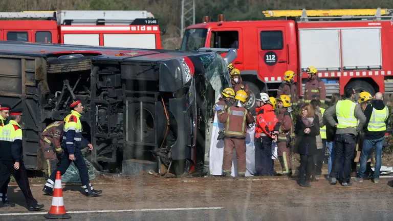 GRA008. FREGINALS (TARRAGONA), 20/02/2016.- Un total de 14 personas han fallecido esta mañana al chocar un autocar contra un vehículo en la autopista AP-7, a la altura de Freginals (Tarragona). El autocar pertenece a una empresa de Mollet del Vallès (Barcelona), transportaba estudiantes de Erasmus de diversas nacionalidades que volvían de la noche del fuego, en las Fallas de Valencia, y ha chocado por causas que todavía se desconocen, por lo que la autopista AP-7 está cortada y el tráfico se desvía por la N-340. Según las primeras informaciones, el autobús, que iba en sentido Barcelona, ha perdido el control, ha atravesado la mediana y ha volcado en sentido sur, colisionando con otro vehículo. EFE/Jaume Sellart