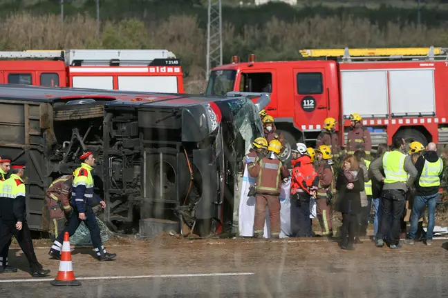 gra008. freginals (tarragona), 20/03/2016.- un total de 14 personas han fallecido esta mañana al chocar un autocar contra un vehículo en la autopista ap-7, a la altura de freginals (tarragona). el autocar pertenece a una empresa de mollet del vallès (barcelona), transportaba estudiantes de erasmus de diversas nacionalidades que volvían de la noche del fuego, en las fallas de valencia, y ha chocado por causas que todavía se desconocen, por lo que la autopista ap-7 está cortada y el tráfico se desvía por la n-340. según las primeras informaciones, el autobús, que iba en sentido barcelona, ha perdido el control, ha atravesado la mediana y ha volcado en sentido sur, colisionando con otro vehículo. efe/jaume sellart
