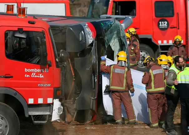 gra011. freginals (tarragona), 20/03/2016.- un total de 14 personas, la mayoría estudiantes erasmus que habían estado en las fallas de valencia, han fallecido esta mañana al chocar un autocar contra un vehículo en la autopista ap-7, a la altura de freginals, al sur de la provincia de tarragona. en la imagen, los bomberos realizan tareas de rescate de las víctimas del interior del vehículo. efe/jaume sellart