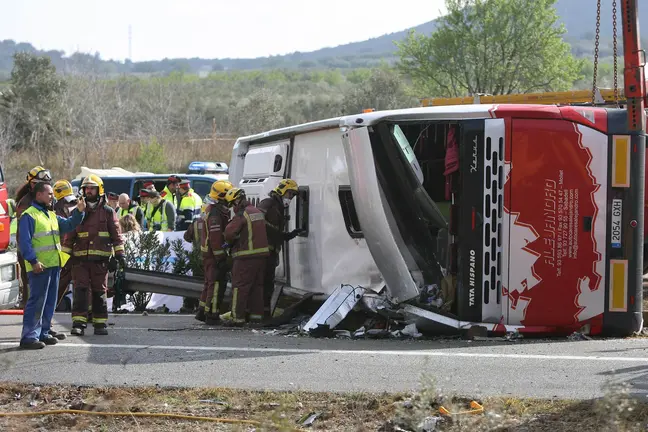 GRA007. FREGINALS (TARRAGONA), 20/02/2016.- Un total de 14 personas han fallecido esta mañana al chocar un autocar contra un vehículo en la autopista AP-7, a la altura de Freginals (Tarragona). El autocar pertenece a una empresa de Mollet del Vallès (Barcelona), transportaba estudiantes de Erasmus de diversas nacionalidades que volvían de la noche del fuego, en las Fallas de Valencia, y ha chocado por causas que todavía se desconocen, por lo que la autopista AP-7 está cortada y el tráfico se desvía por la N-340. Según las primeras informaciones, el autobús, que iba en sentido Barcelona, ha perdido el control, ha atravesado la mediana y ha volcado en sentido sur, colisionando con otro vehículo. EFE/Jaume Sellart