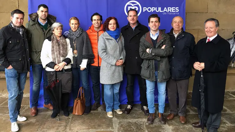 El ex presidente del PP Vasco y eurodiputado, Carlos Iturgaiz (4º por la dcha); el presidente de la Gestora del PPN y eurodiputado, Pablo Zalba (5º por la izda); el senador del PPN, José Cruz Pérez Lapazarán (2º por la dcha); la portavoz parlamentaria del PPN, Ana Beltrán (4º por la izda) y el parlamentario del PPN, Javier García (2º por la izda), con afiliados del PPN.