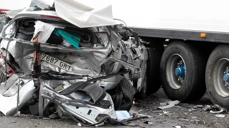 GRA200. SALAMANCA, 20/03/2016.- Estado en el que ha quedado uno de los vehículos implicado en el accidente de tráfico ocurrido hoy en la Autovía de la Plata (A-66), en el término municipal de Vallejera de Riofrío (Salamanca), entre 15 coches, dos camiones y con el resultado de, al menos, 12 heridos, de los que seis están graves. Una tormenta de granizo ha sido la probable causa de este siniestro que se ha producido sobre las dos de la tarde. EFE/J. M. García