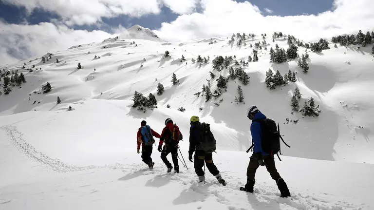 GRA225. BELAGOA (NAVARRA), 20/03/2016.- Un grupo de montañeros se adentra en el Pirineo Navarro hacia el pico Arlás (2043 m), en el primer día de la primavera que deja hoy en el norte de Navarra precipitaciones debiles con temperaturas que oscilan entre 1 y 11 grados. La primavera que ha comenzado esta mañana, a las 5:30 horas, se presenta en la comunidad foral &#34;más cálida de lo normal&#34; en cuanto a temperaturas y &#34;normal&#34; en cuanto a precipitaciones. EFE/Jesús Diges