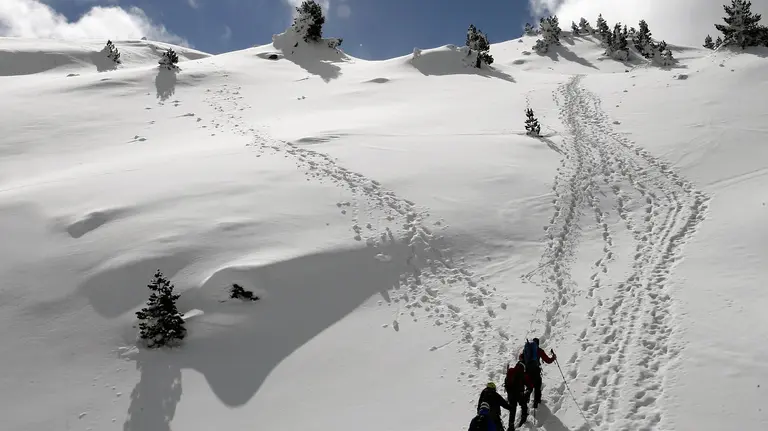 GRA227. BELAGOA (NAVARRA), 20/03/2016.- Un grupo de montañeros se adentran en el Pirineo hacia el pico Arlás (2043 m), en el primer día de la primavera que deja hoy en el norte de Navarra precipitaciones debiles con temperaturas que oscilan entre 1 y 11 grados. La primavera que ha comenzado esta mañana, a las 5:30 horas, se presenta en la comunidad foral &#34;más cálida de lo normal&#34; en cuanto a temperaturas y &#34;normal&#34; en cuanto a precipitaciones. EFE/Jesús Diges
