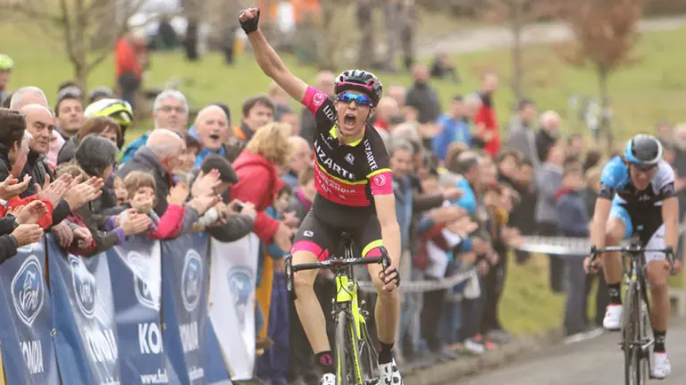 Samitier levanta el brazo al cruzar la línea de meta. Lizarte.