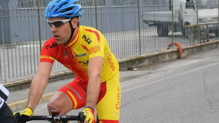 Eduardo Santas sobre la bicicleta. Web fnciclismo.es