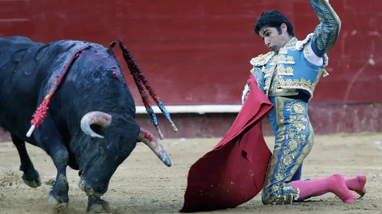 GRA300. VALENCIA, 20/03/2016 El torero Cayetano Rivera, durante la faena a su primer toro, al que cortó dos orejas y salió a hombros por la puerta grande.Compartió cartel con Jose Maria Manzanares y El Fandi lidiando reses de la ganadería de Juan Pedro Domecq.EFE/Juan Carlos Cárdenas