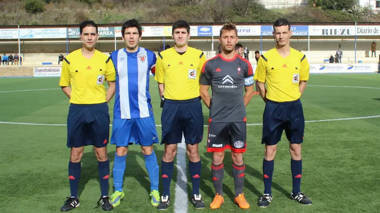 Trio arbitral y capitanes del Izarra - Celta B en Estella. Foto Facebook Izarra