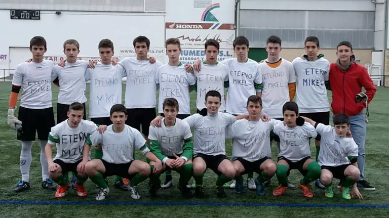 Equipo cadete de Oberena recordando a su compa&ntilde;ero Mikel.
