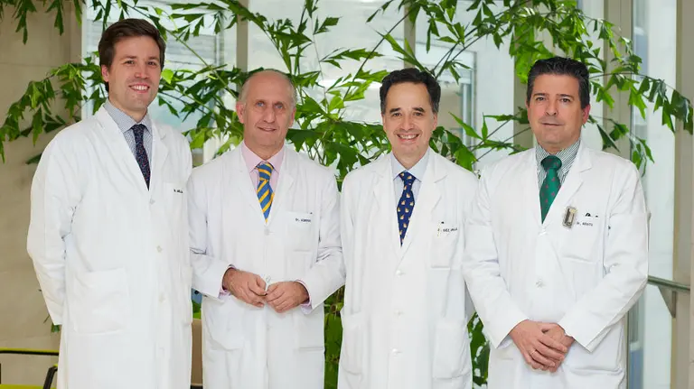 De izda. a dcha. los doctores Jaime Gállego (investigador principal y neurólogo), Alfonso Gúrpide (oncólogo clínico), Ricardo Díez Valle (neurocirujano) y Javier Aristu (oncólogo radioterápico).