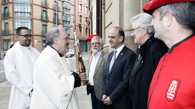 Visita del &Aacute;ngel de Aralar al Parlamento de Navarra..