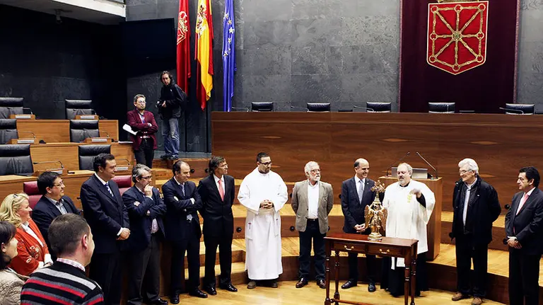 Visita del Ángel de Aralar al Parlamento de Navarra.