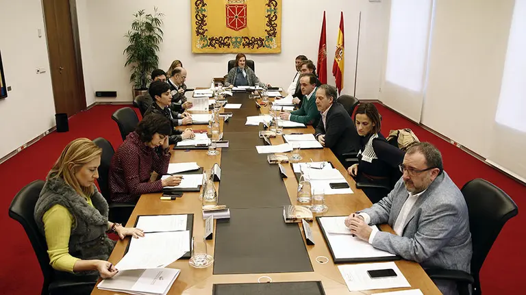 GRA129 PAMPLONA, 21/03/2016.- Inicio de la reunión de la Mesa y Junta de Portavoces del Parlamento de Navarra donde estudian, entre otros asuntos, la modificación de las incompatibilidades de los miembros del Gobierno de Navarra y otros altos cargos, y la moción que insta al Gobierno central a colaborar en las exhumaciones de presos de San Cristóbal. EFE/Jesús Diges
