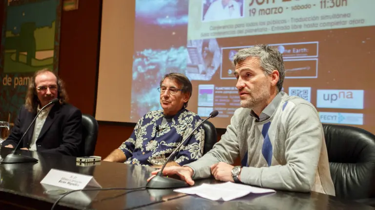 De izq. a dcha. Fernando J&aacute;uregui, Jon Lomberg y Alfonso Carlosena, al comienzo de la conferencia.