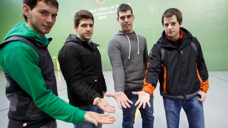 De izq. a dcha., los estudiantes y pelotaris Javier Senosiáin, David Cordón, Ander Mina y Hodei Mancho.