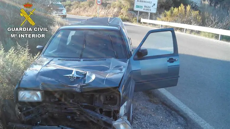 Coche funerario estrellado en Almería.