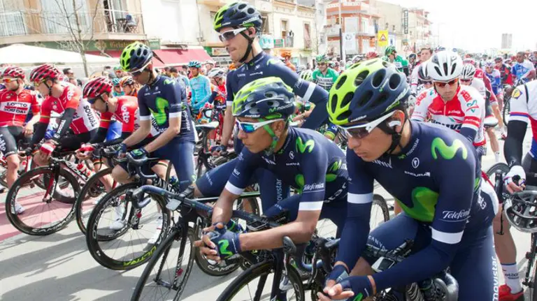 Minuto de silencio antes de la salida de la primera etapa de la Volta a Catalunya. Efe.