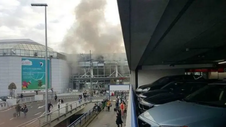 Gente corriendo a la salida del aetopuerto de Bruselas. Foto Twitter.