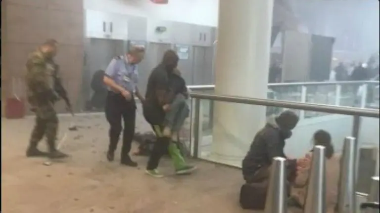 Interior del aeropuerto de Bruselas tras las explosiones. Twitter.
