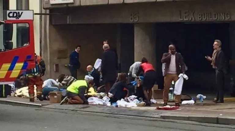 Exterior del metro de Bruselas tras las explosiones. Twitter.