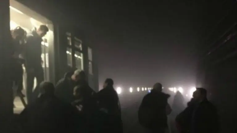 Evacúan un vagón del metro de Bruselas. @evanlamos.