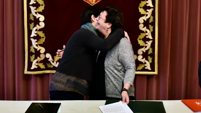 La consejera de Interior, Mª José Beaumont, y la concejal de I-E, Edurne Eguino, firman de menores. PABLO LASAOSA (4)
