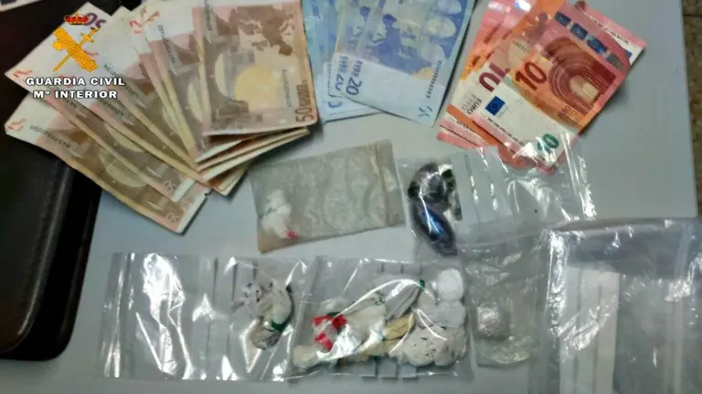 Droga y dinero aprehendido por la Guardia Civil de Navarra.