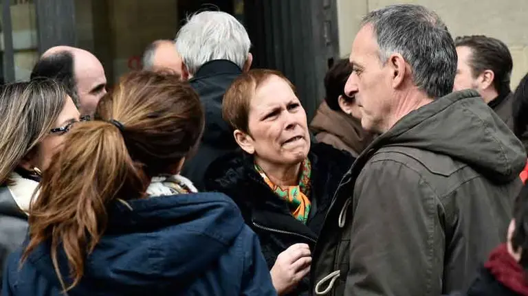 Concentración frente al Palacio de Navarra en repulsa por los atentados de Bruselas. LASAOSA (9)