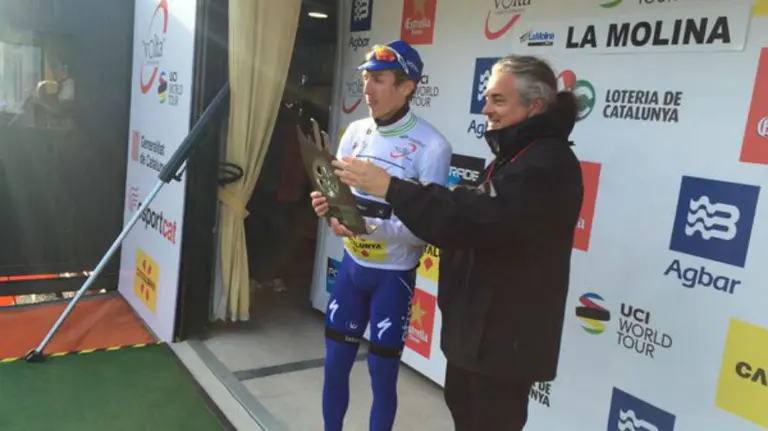Nairo Quintana recibe el trofeo en el p&oacute;dium de la Volta. Twitter.