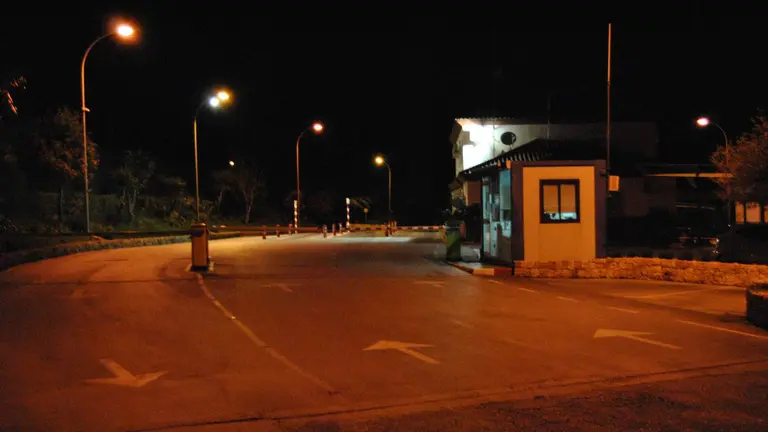 Entrada al Complejo Medioambiental de Casares, donde la Guardia Civil seguía trabajando anoche.
