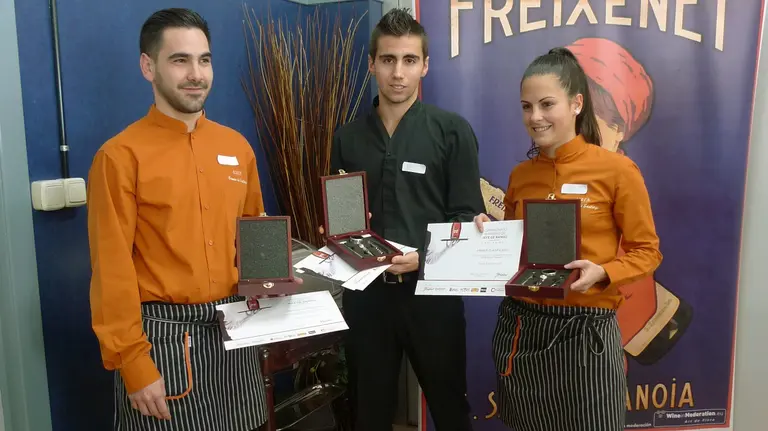 Los tres premiados con sus diplomas y obsequios.