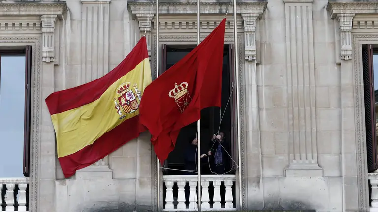 La bandera de Europa, retirada en protesta por la política de la Unión Europea con los refugiados (foto superior), ondeará en el Parlamento de Navarra, junto con las de España y Navarra (foto inferior), a media asta mientras dure el luto oficial declarado con motivo de los atentados de Bruselas. La polémica surgida en las últimas horas en torno al izado de la bandera de la UE ha quedado resuelta al considerar quienes apoyaron su retirada que su colocación en estos momentos y mientras dure el duelo oficial no afecta al acuerdo adoptado el pasado viernes por la Mesa del Parlamento. Ese acuerdo, propuesto por Geroa Bai, EH Bildu, Podemos e I-E, contempla la retirada de la enseña europea de los lugares oficiales del Parlamento, como la fachada y otras estancias, mientras la Unión Europea no modifique su política en relación con los refugiados. EFE/Jesús Diges