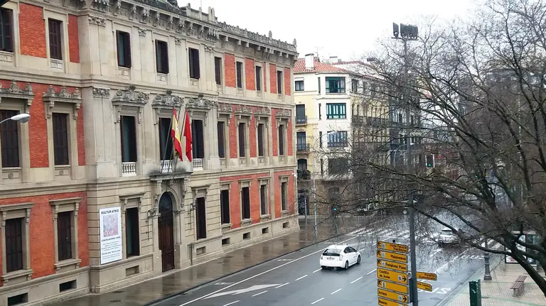 Las banderas en el balcón del Parlamento.