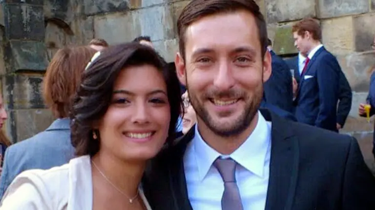 Jennifer García junto a su marido, Lars Waetzmann, que la acompañaba en la terminal. Foto Twitter