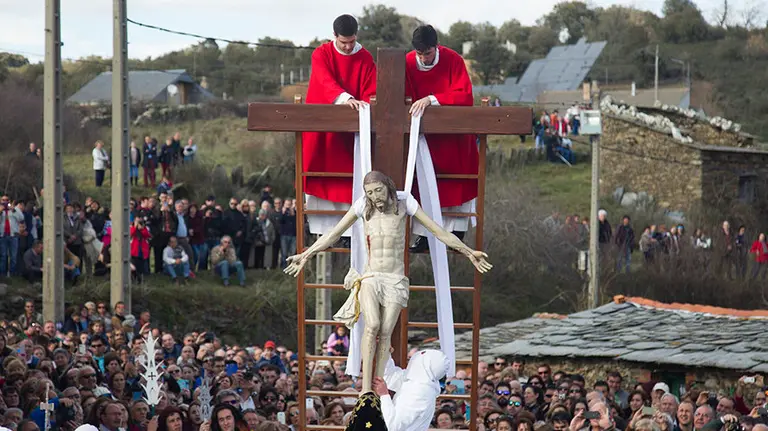 GRA228. BERCIANOS DE ALISTE (ZAMORA), 25/03/2016.- Un momento de la procesión del Santo Entierro de Bercianos de Aliste, hoy Viernes Santo en Zamora, en la que los cofrades visten con la túnica y el caperuz blancos con los que a su muerte piden ser enterrados. EFE/Mariam A. Montesinos