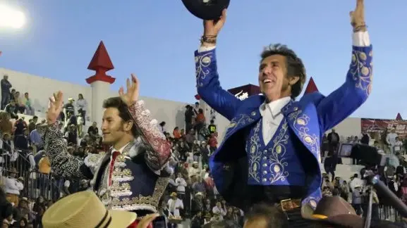 Pablo Hermoso de Mendoza salió a hombros en la plaza de Texcoco. (Foto D. Magdaleno).